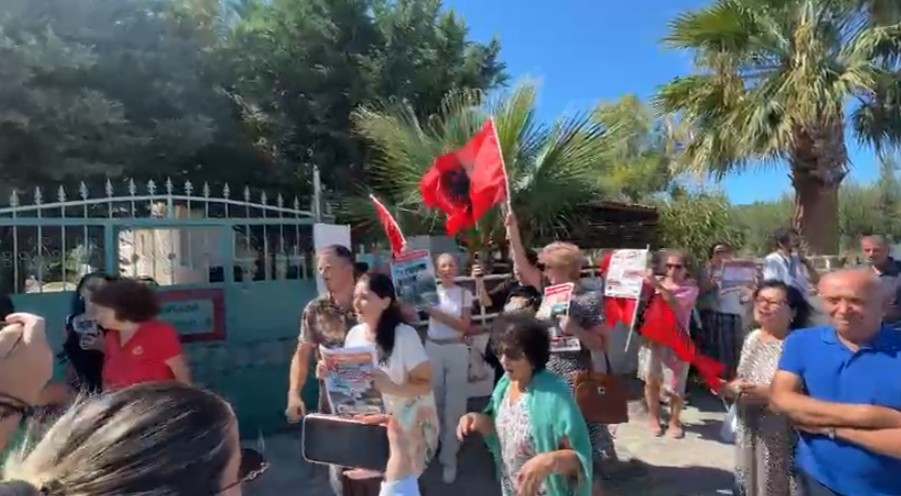 Eurodeputetët në Zvërnec  priten me protesta nga banorët e zonës  Të dëgjohen shqetësimet tona për projektin
