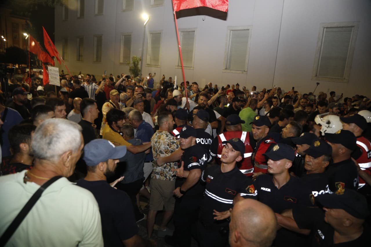 Një ditë pasi e rrethuan Ramën në zyrë  qytetarët rikthehen sërish sot në protestën e 95  kërkojnë dorëheqjen e kryeministrit