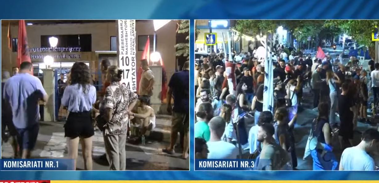  Lironi shqipet   Protestuesit grumbullohen para Komisariateve  Arrestoni Ramën e Ballukun  lironi të ndaluarit   Ju erdhi fundi 