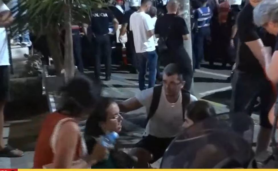 Përplasje pranë Komisariatit nr  3 në Tiranë  një protestuese kërkon ndihmë mjekësore