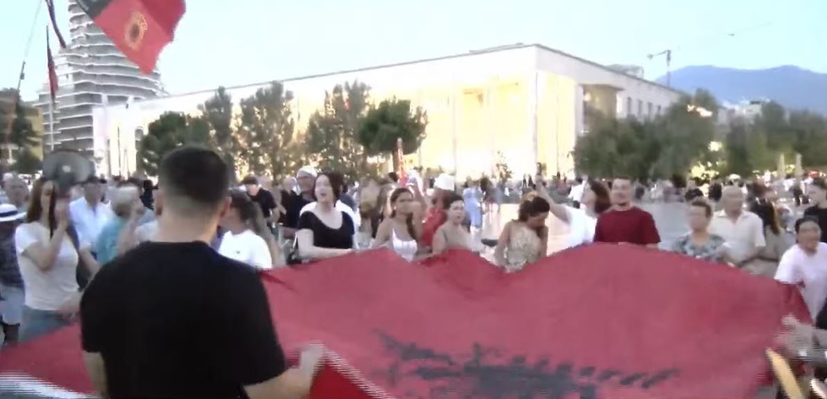 Protesta e 95 të qytetare nisi sot  turma mblidhet te  Skënderbej  me thirrjen  Fundi juaj erdhi 