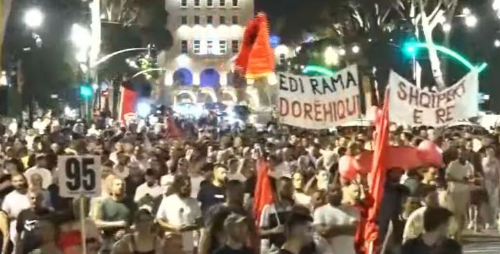 Protestuesit marshojnë në bulevard dhe paralajmërojnë një tjetër rrethim të Kryeministrisë  Arrestoni Ramën  lironi qytetarët 