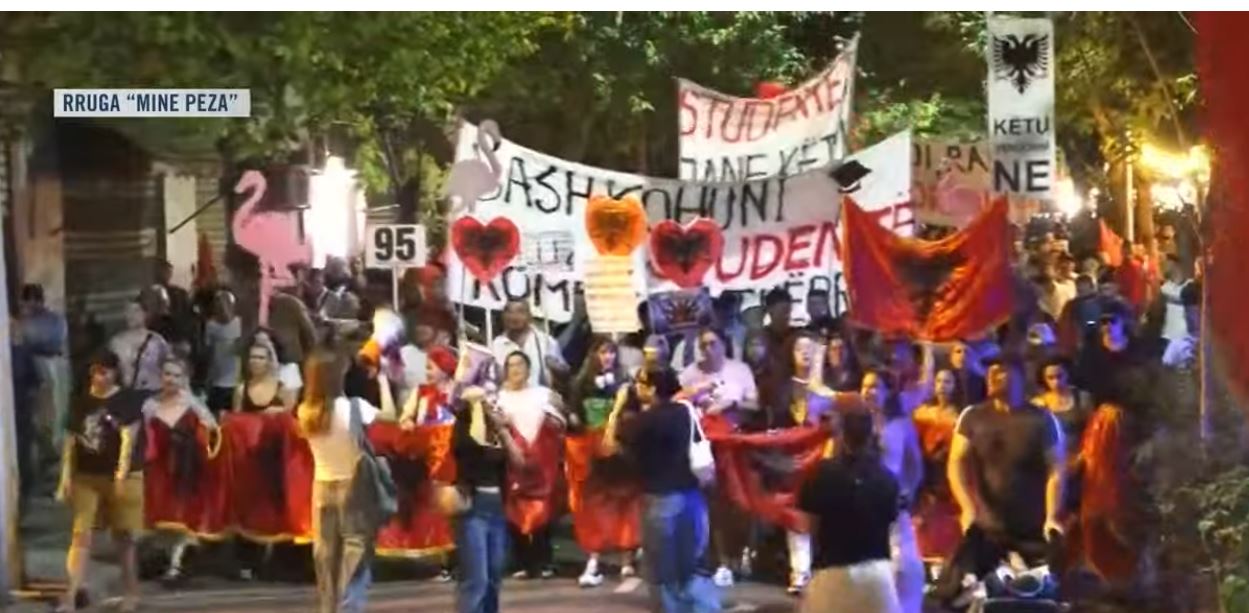 Protestuesit shkojnë te Blloku i Sigurisë   Nuk jeni vetëm   kërkohet lirimi i të arrestuarve
