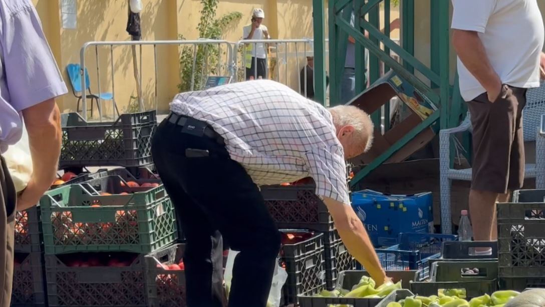 Në tregun e Korçës  pensionistët përballen me çmime që nuk i përballojnë dot
