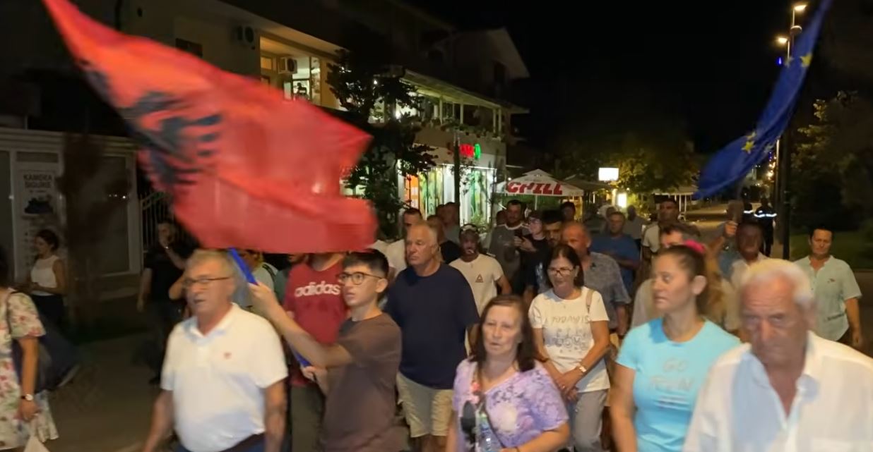 Banorët e Divjakës vijojnë protestën prej 35 ditësh  Nuk heqim dorë nga identiteti i bashkisë