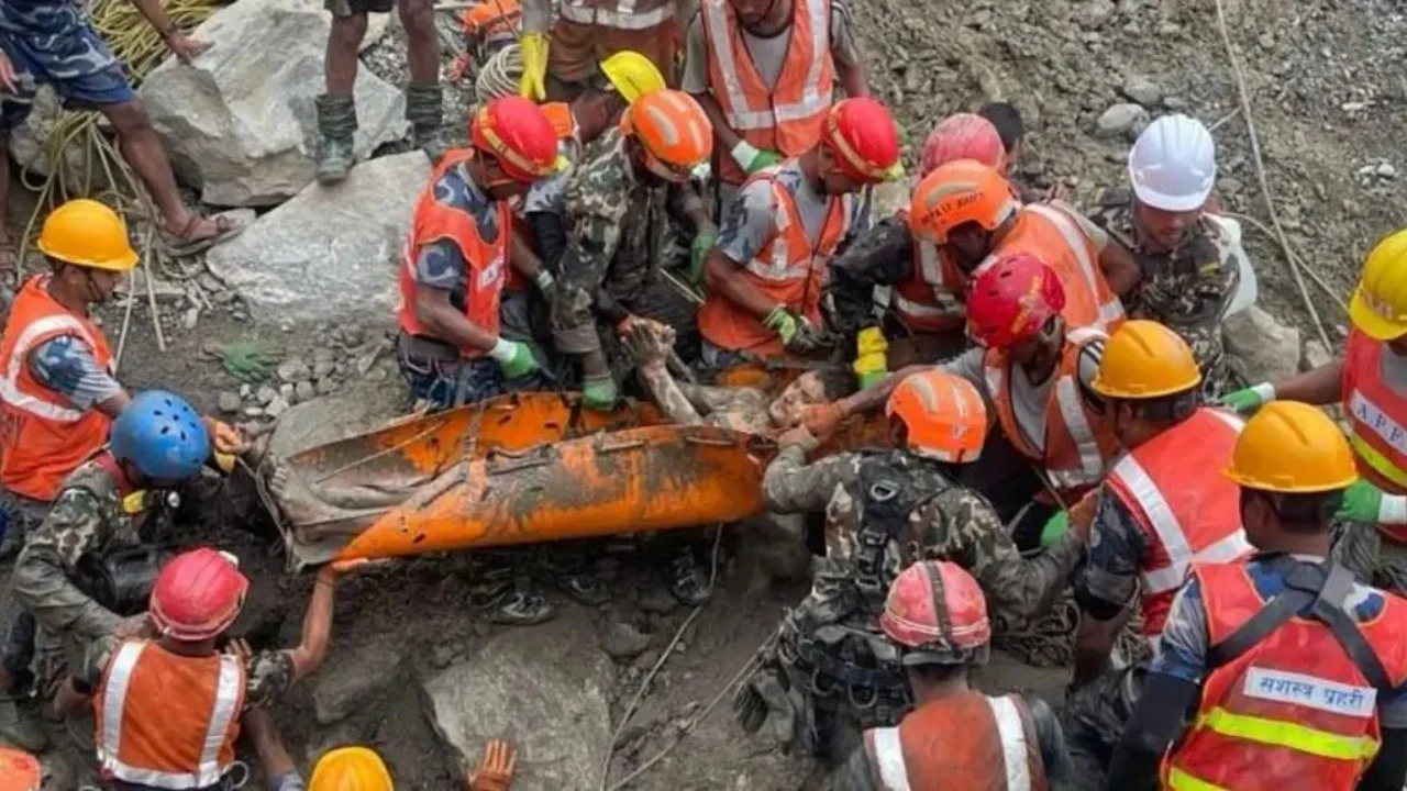 Shpëtohen të gjallë dy punëtorë në Nepal  nëntë ditë pasi mbetën të bllokuar në tunel nga përmbytjet
