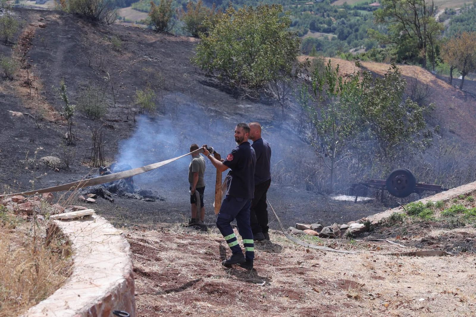 Zjarri kërcënoi banesat në Qukës Shkumbin  flakët neutralizohen