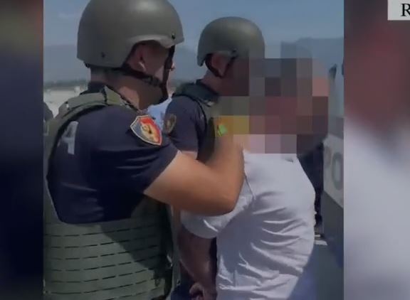 Nga Dubai në Shqipëri  ekstradohet 30 vjeçari i kërkuar për dhunë në familje