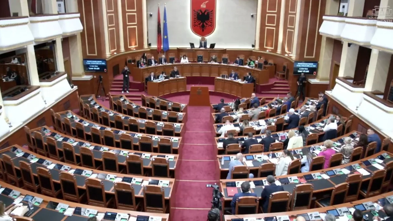 Kuvendi nis sesionin e ri me përplasje për hartën territoriale  PD paralajmëron Kushtetuesen dhe referendumet