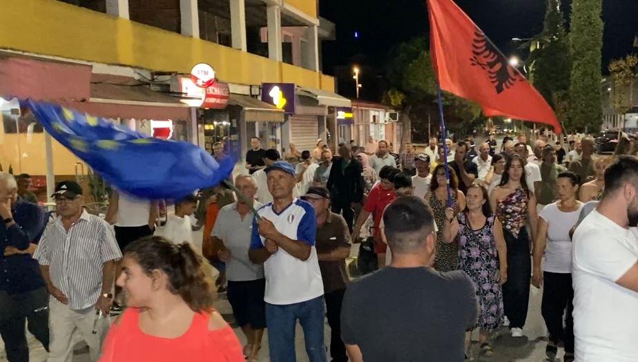 Divjaka vijon protestën  në ditën e 37 të banorët kundërshtojnë shkrirjen e bashkisë