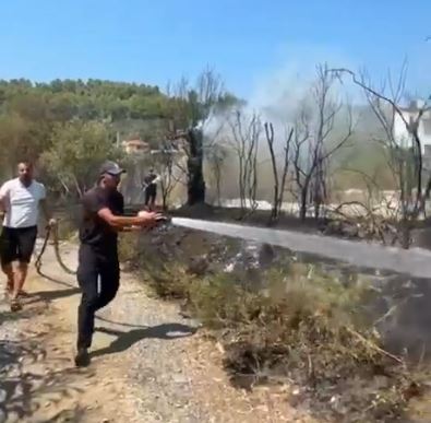 Flakët i afrohen banesave në Kodër Krastë të Elbasanit  ndërhyjnë zjarrfikësit
