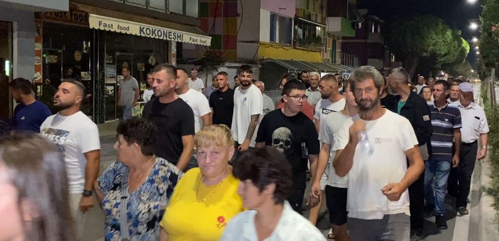 Dita e 38 të e protestës në Divjakë  qytetarët vijojnë kundërshtimin ndaj bashkimit me Lushnjën