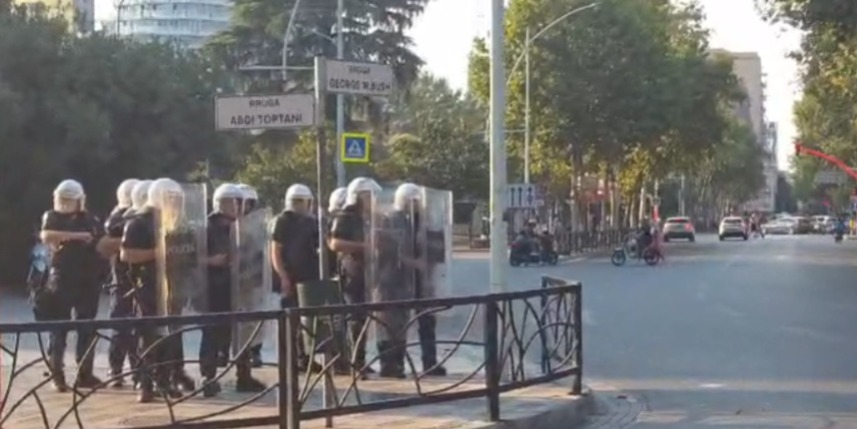  Nuk na përfaqësoni   protestuesit përplasen me policinë dhe hedhin vezë pranë Ushtarit të Panjohur