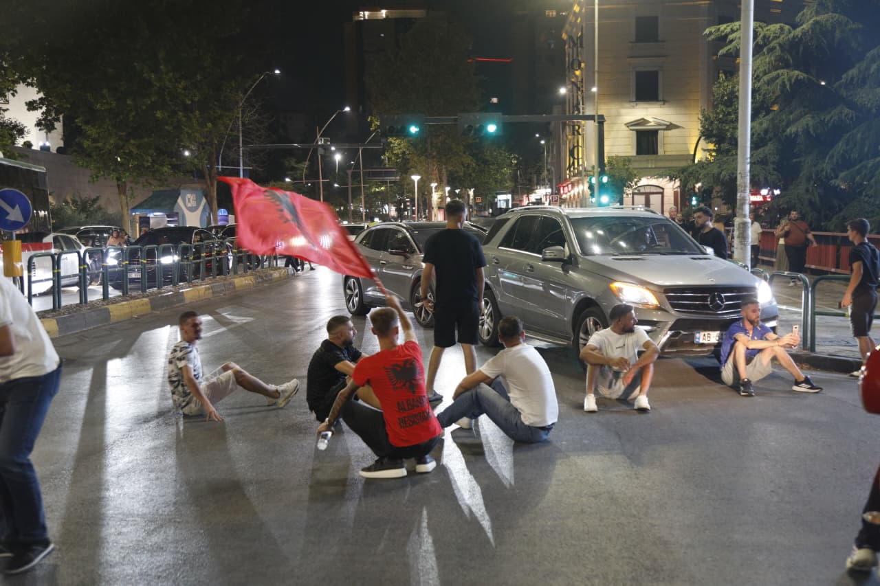 Pas fjalimeve  protestuesit kalojnë në marshim dhe bllokojnë akset kryesore të Tiranës