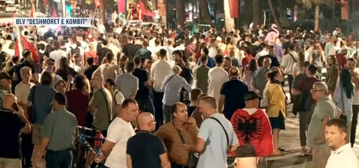 Protestuesit përfundojnë fjalimet para Kryeministrisë dhe marshojnë drejt komisariatit 1  Lironi 25 të ndaluarit
