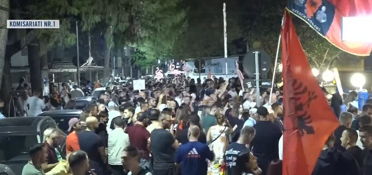 Protestë para Komisariatit Nr  1 në Tiranë  kërkohet lirimi i të ndaluarve   Arrestoni Edi Ramën  