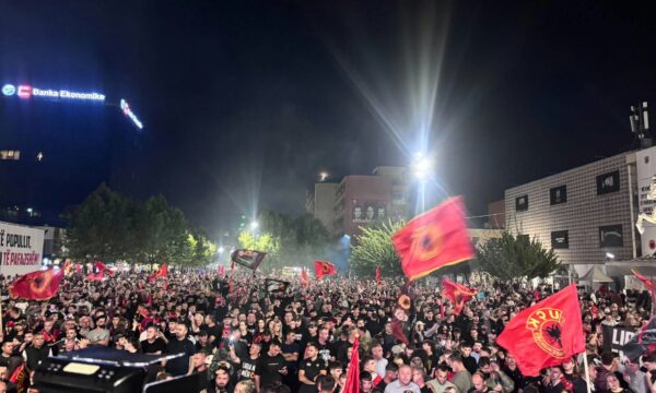 Protestë në Prishtinë kundër dënimit të ish drejtuesve të UÇK së  qytetarët mblidhen në shesh
