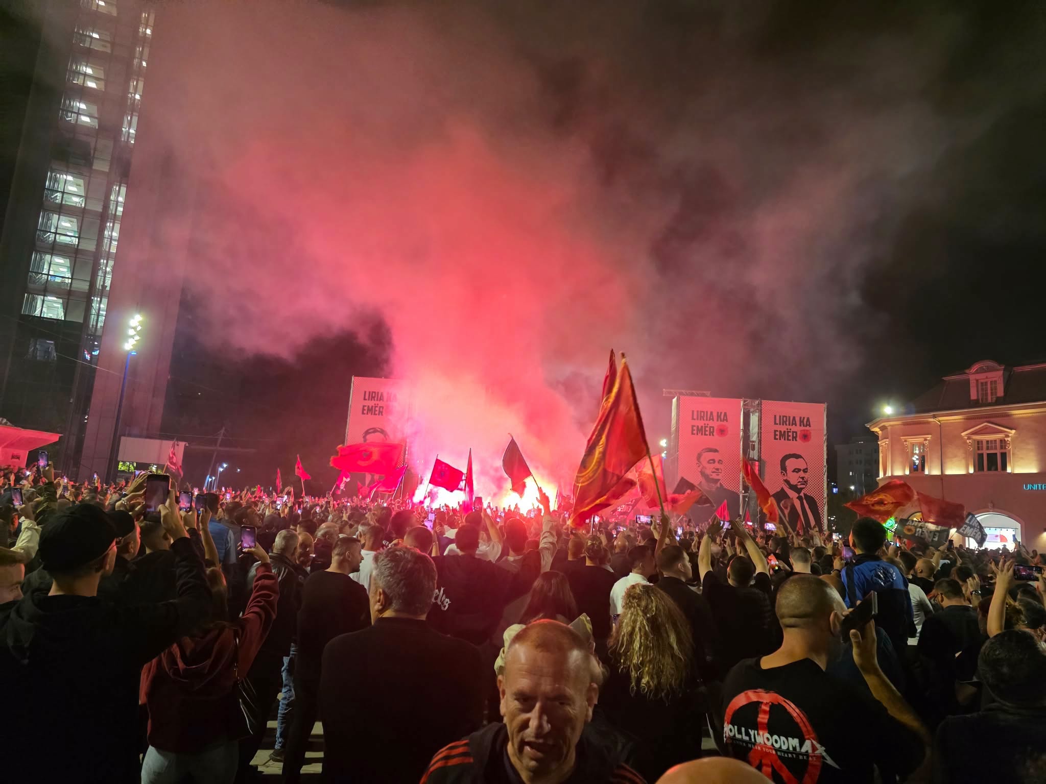 Protestë masive në Prishtinë kundër aktgjykimit ndaj ish drejtuesve të UÇK së  protestuesit brohorasin  UÇK  