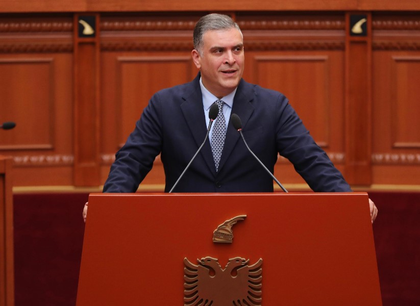 Përplasje në Kuvend  Tedi Blushi Ramës  Halli i shqiptarëve janë 16 miliardë eurot që mungojnë në buxhet gjatë një mandati  jo pagat e gjyqtarëve