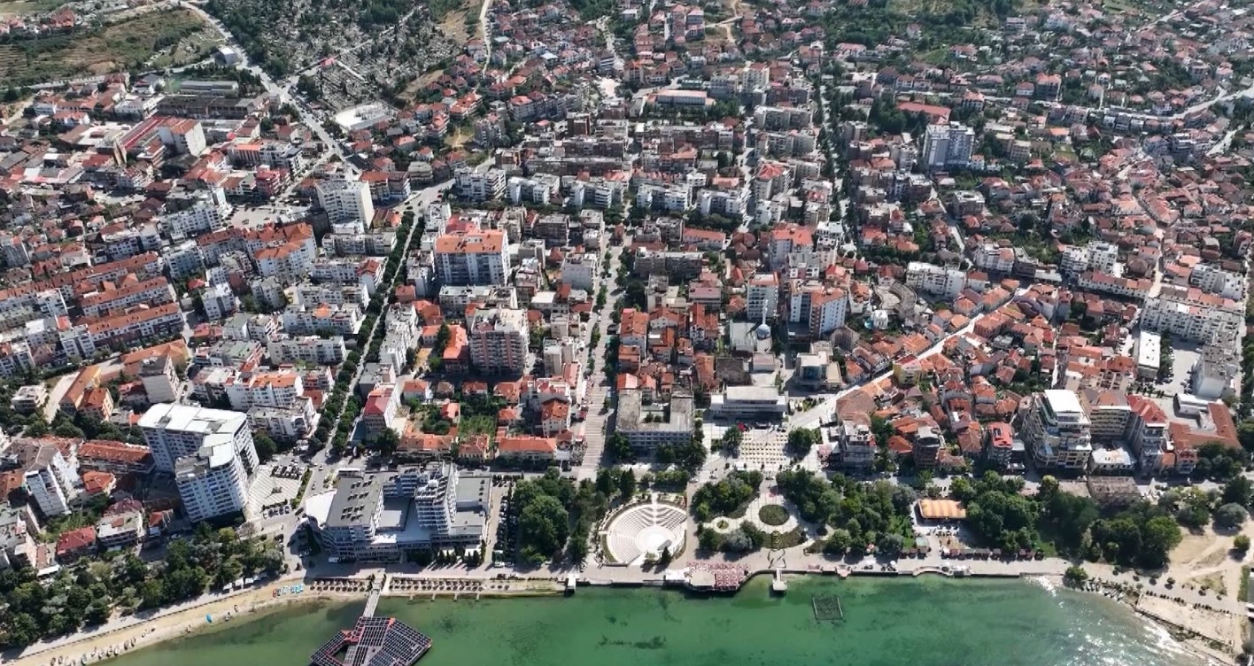 Pogradeci tërheq gjithnjë e më shumë turistë të huaj  mbi 500 mijë vizitorë deri në gusht