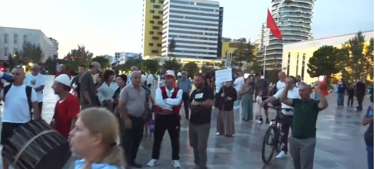 Protesta hyn në ditën e 112 të  qytetarët mblidhen në shesh dhe kërkojnë dorëheqjen e Ramës