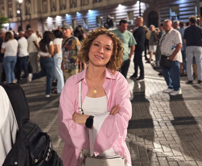 Protestat në ditën e 103 të  aktorja Egla Ceno  Kush është shqiptar  instinkti e çon drejt dinjitetit