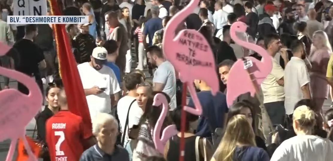 113 ditë protestë  Përfundojnë fjalimet para Kryeministrisë  studentët  gratë dhe vajzat udhëheqin marshimin