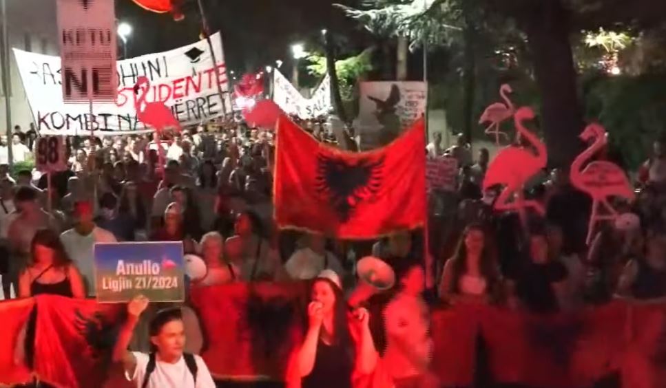 Protesta hyn në ditën e 99 të  qytetarët kërkojnë dorëheqjen e Edi Ramës