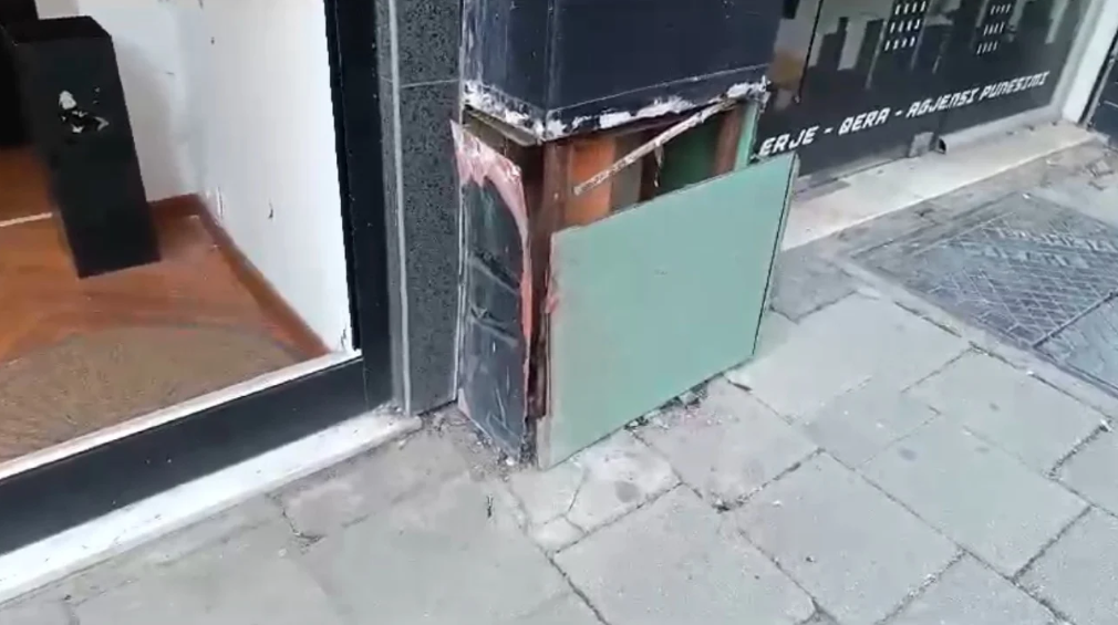 Shpërthim me lëndë plasëse në derën e një banese në Vorë